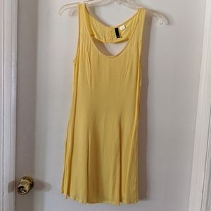 Light yellow sleeveless dress with cutout back